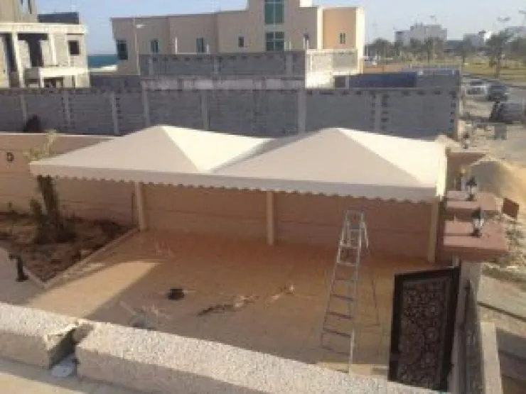 مظلات هرمية في حي الشفاء