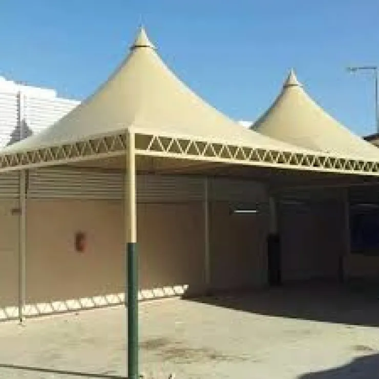 مظلات هرمية في حي الشفاء