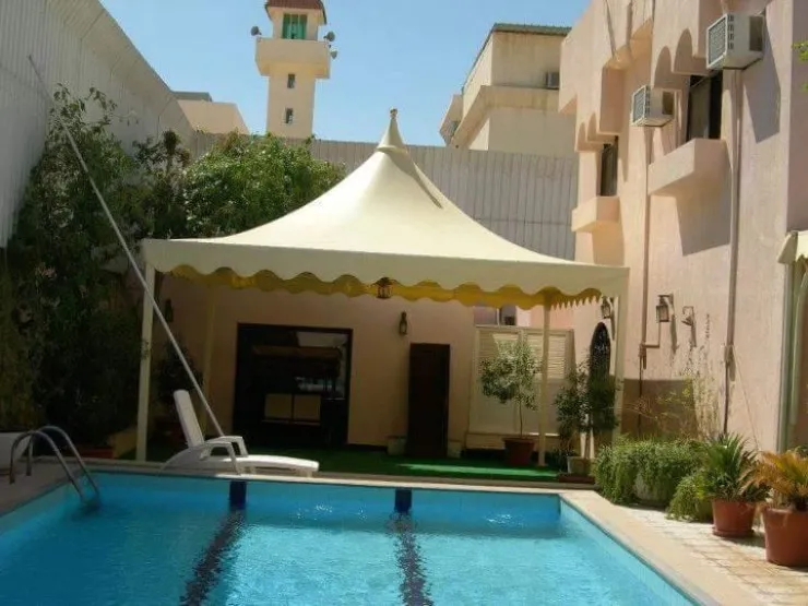 مظلات هرمية في حي الشفاء