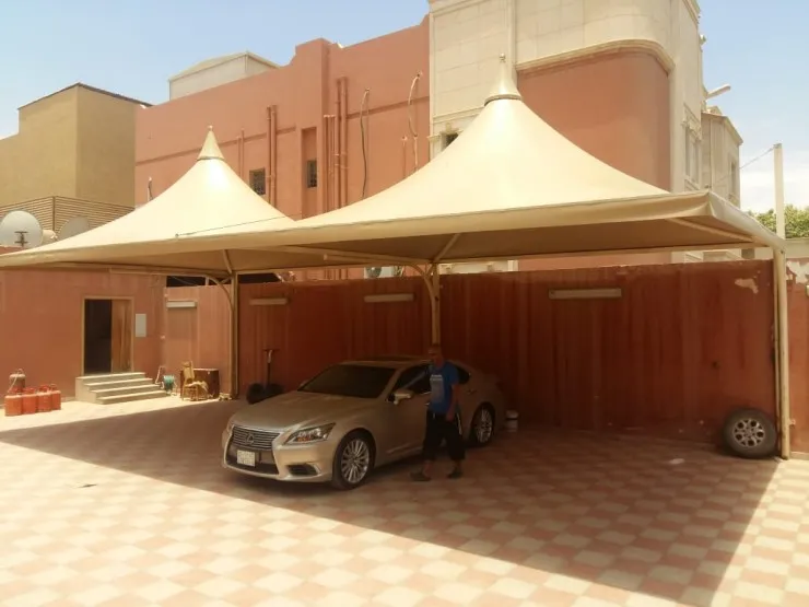 مظلات هرمية في حي الشفاء