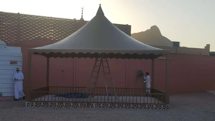 مظلات هرمية في حي الشفاء