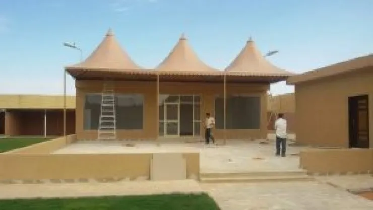 مظلات هرمية في حي الشفاء