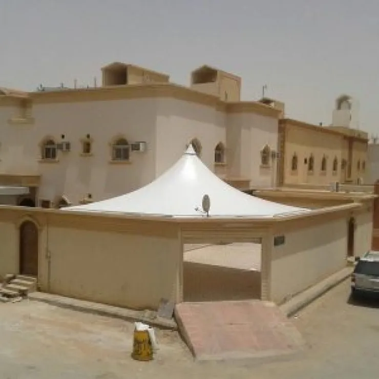 مظلات هرمية في حي الشفاء