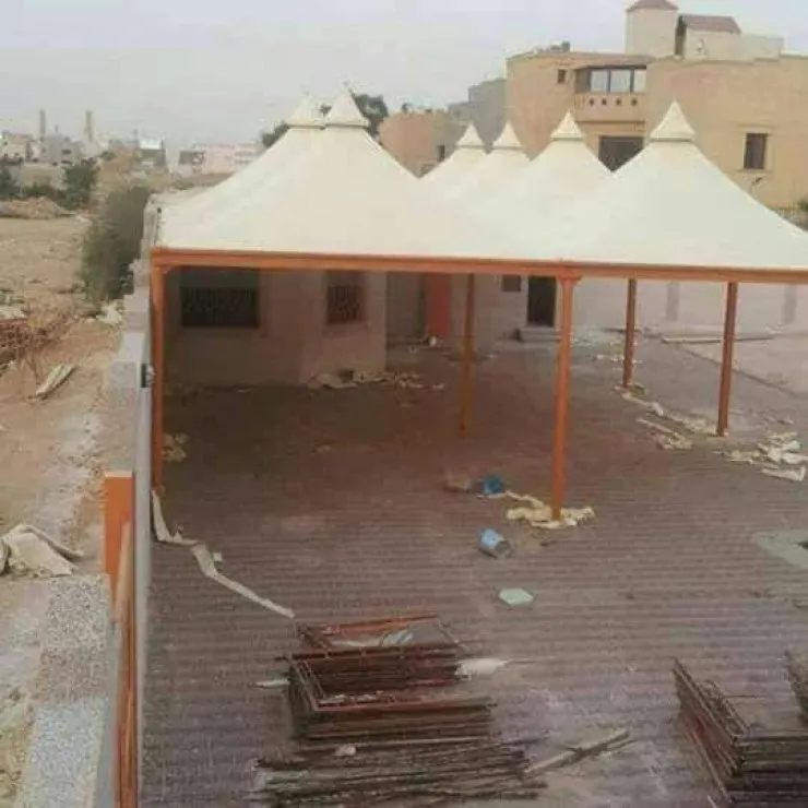مظلات هرمية في حي الشفاء