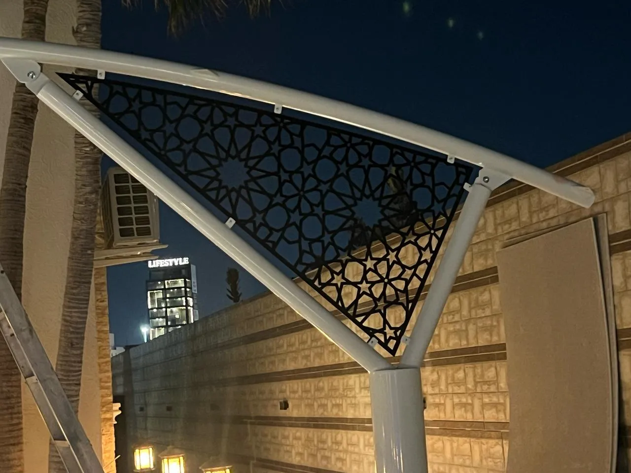 اشكال مظلات سيارات حديثة في حي الخرج