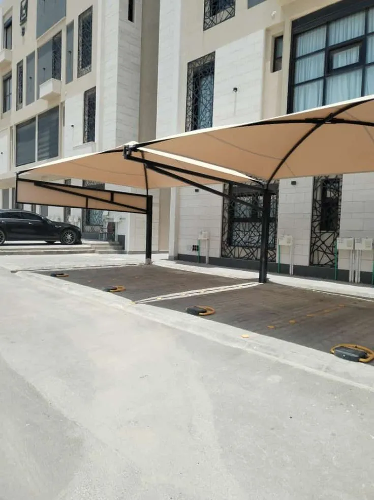 اشكال مظلات سيارات حديثة في حي الخرج