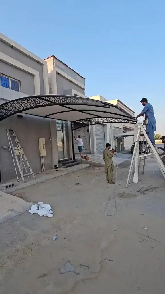 اشكال مظلات سيارات حديثة في حي الخرج