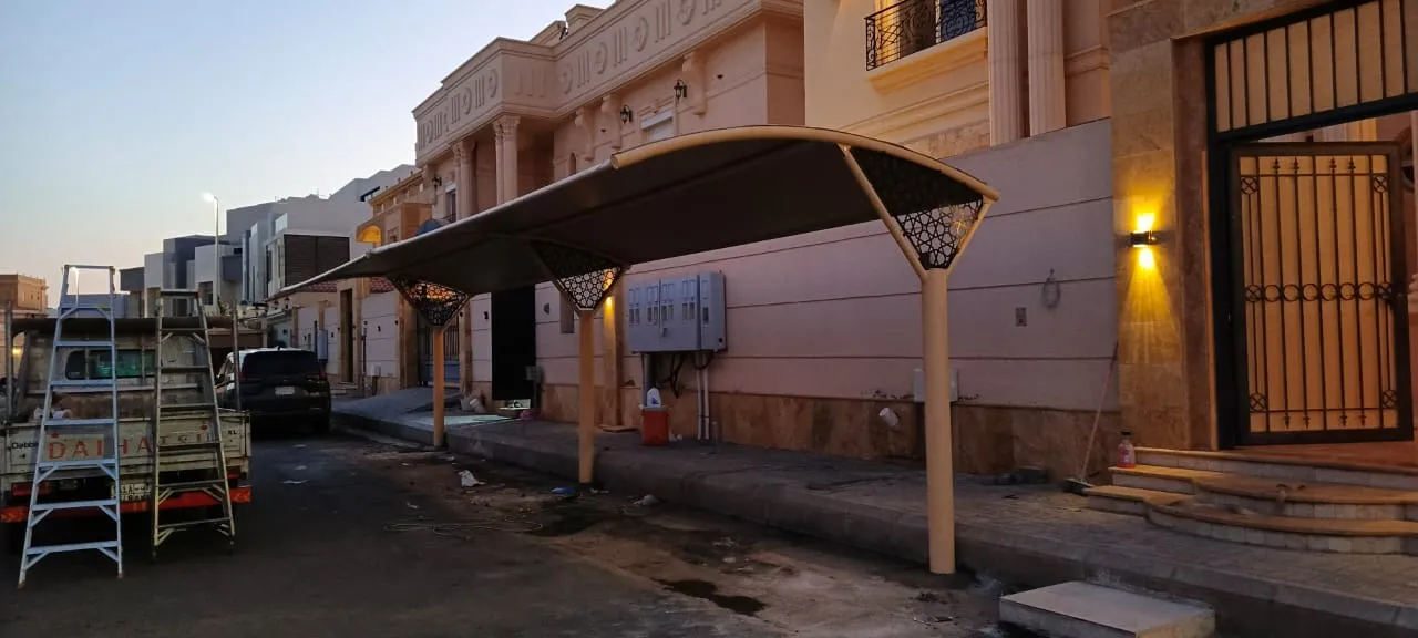 اشكال مظلات سيارات حديثة في حي الخرج