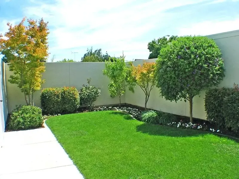 تركيب عشب صناعي لتنسيق حدائق حي التخصصي بالرياض 