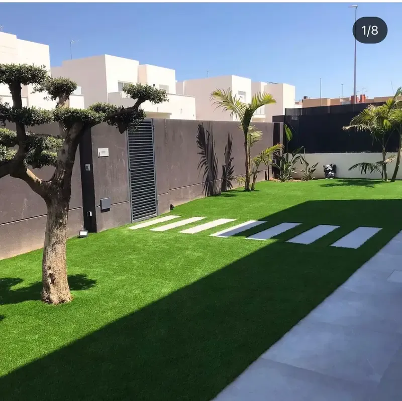 تركيب عشب صناعي لتنسيق حدائق حي التخصصي بالرياض 