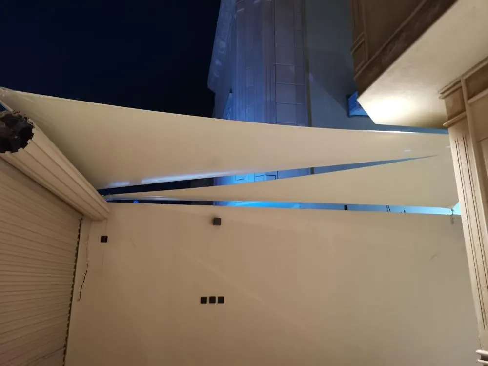 تركيب مظلات شد إنشائي – تصميمات عصرية ومتينة في الرياض 