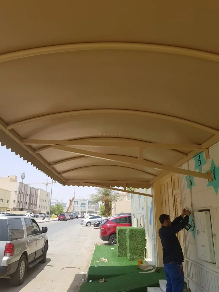 مظلات سحب يدوي ومظلات خزانات بالرياض :حلول تظليل عملية 