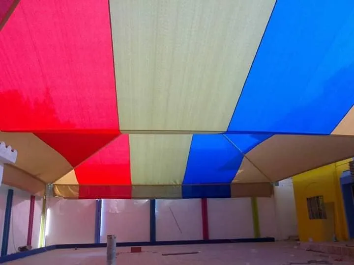 مظلات تغطية ساحات المدارس في حي الديرة وسط الرياض 