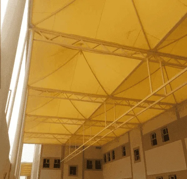 مظلات تغطية ساحات المدارس في حي الديرة وسط الرياض 