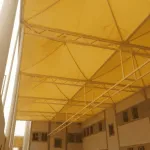مظلات تغطية ساحات المدارس في حي الديرة وسط الرياض 