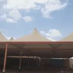 مظلات تغطية ساحات المدارس في حي الديرة وسط الرياض 