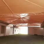 مظلات تغطية ساحات المدارس في حي الديرة وسط الرياض 