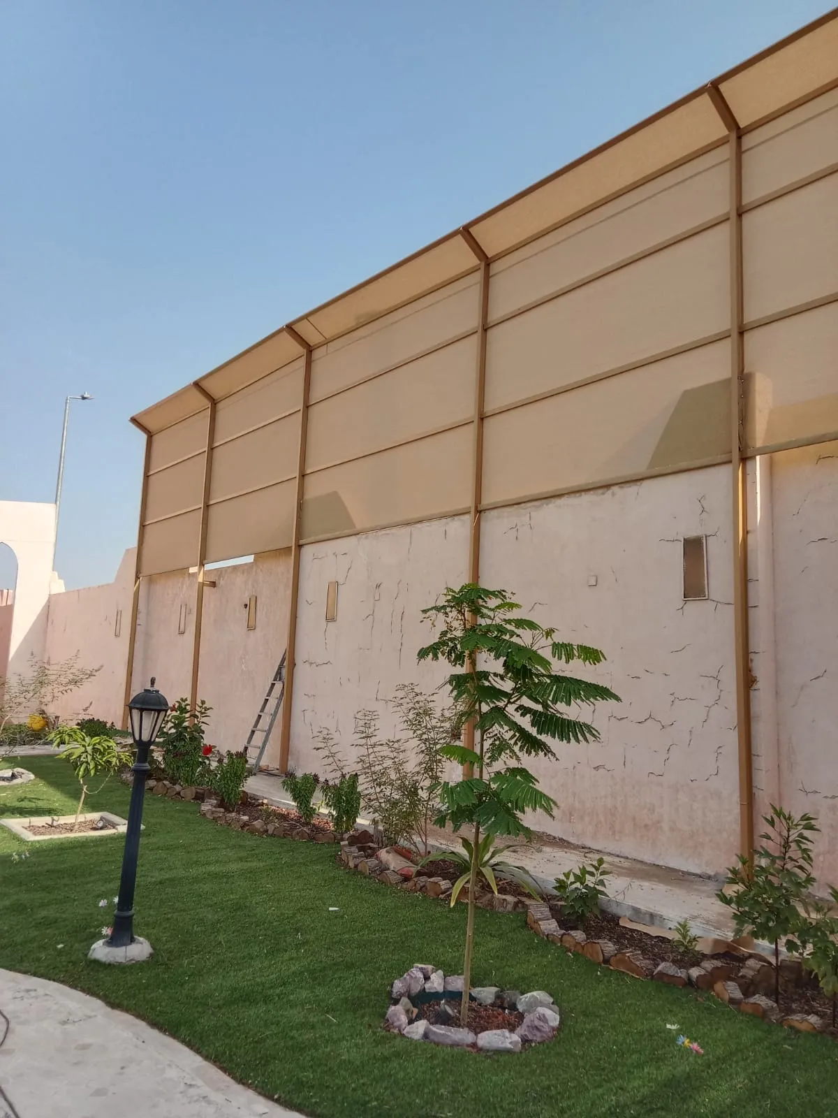 مظلات وسواتر في حي عكاظ أحواش الفلل دليل الفخامة والحماية