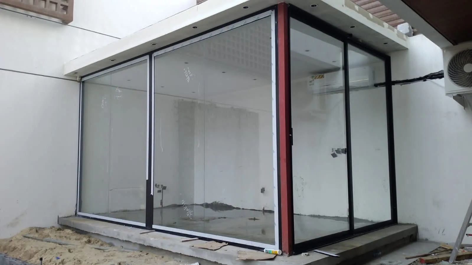 ارخص مقاول بناء مجلس خارجي في حي الياسمين بالحوش انيق زجاجي 