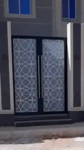 حداد منتقل في تركيب أبواب وشبابيك ونوافذحي العارض جودة عالية