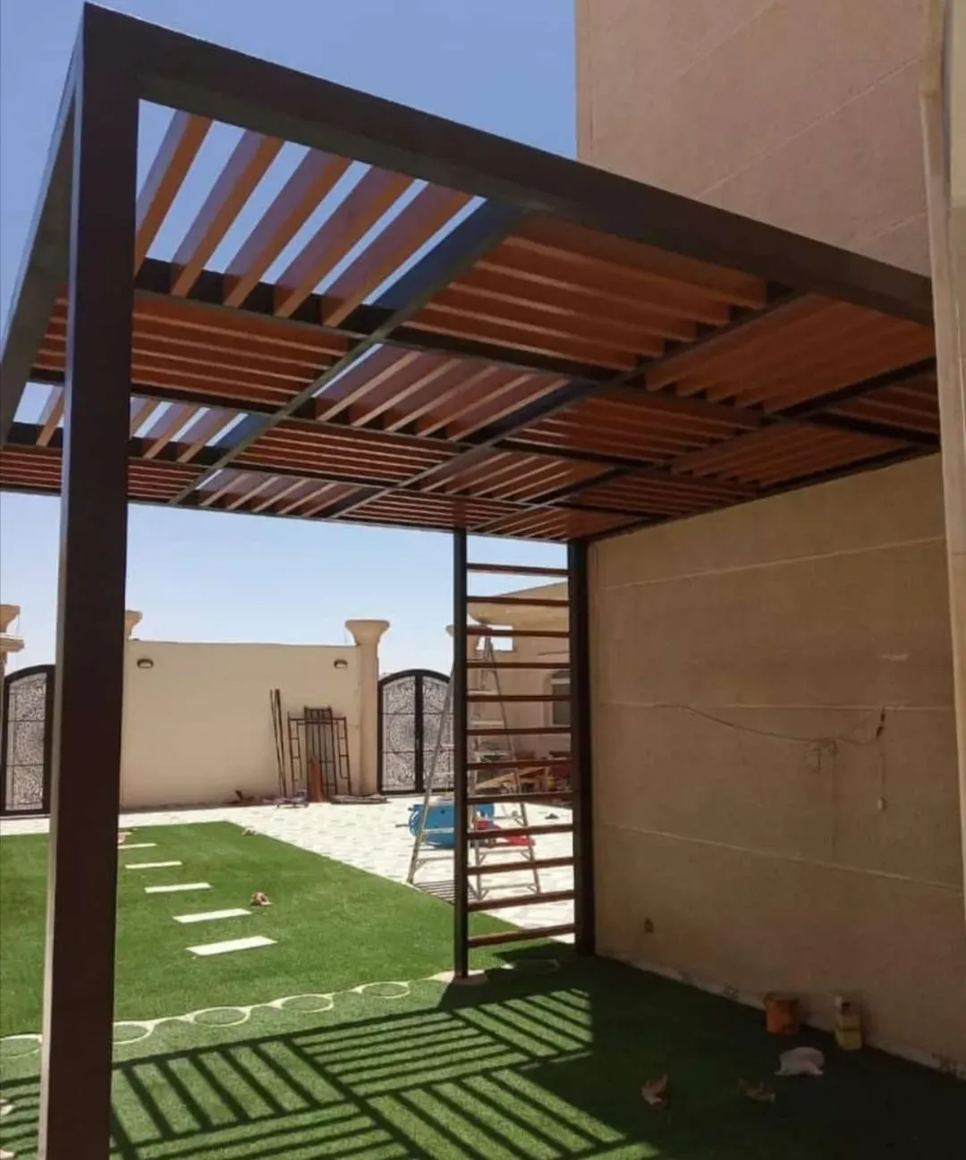 حداد مظلات مداخل فلل في حي اشبيليا والعارض: تصاميم مودرن 