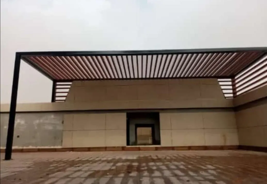 حداد مظلات مداخل فلل في حي اشبيليا والعارض: تصاميم مودرن 