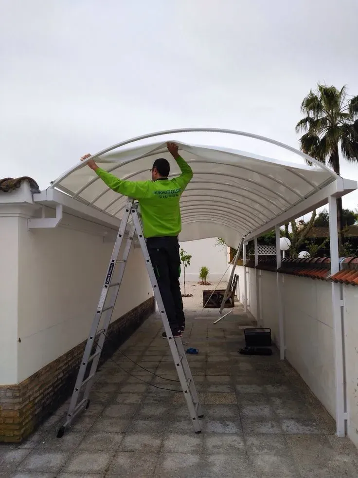 مظلات تغطية مسابح شمال الرياض – حماية كاملة من الشمس والغبار