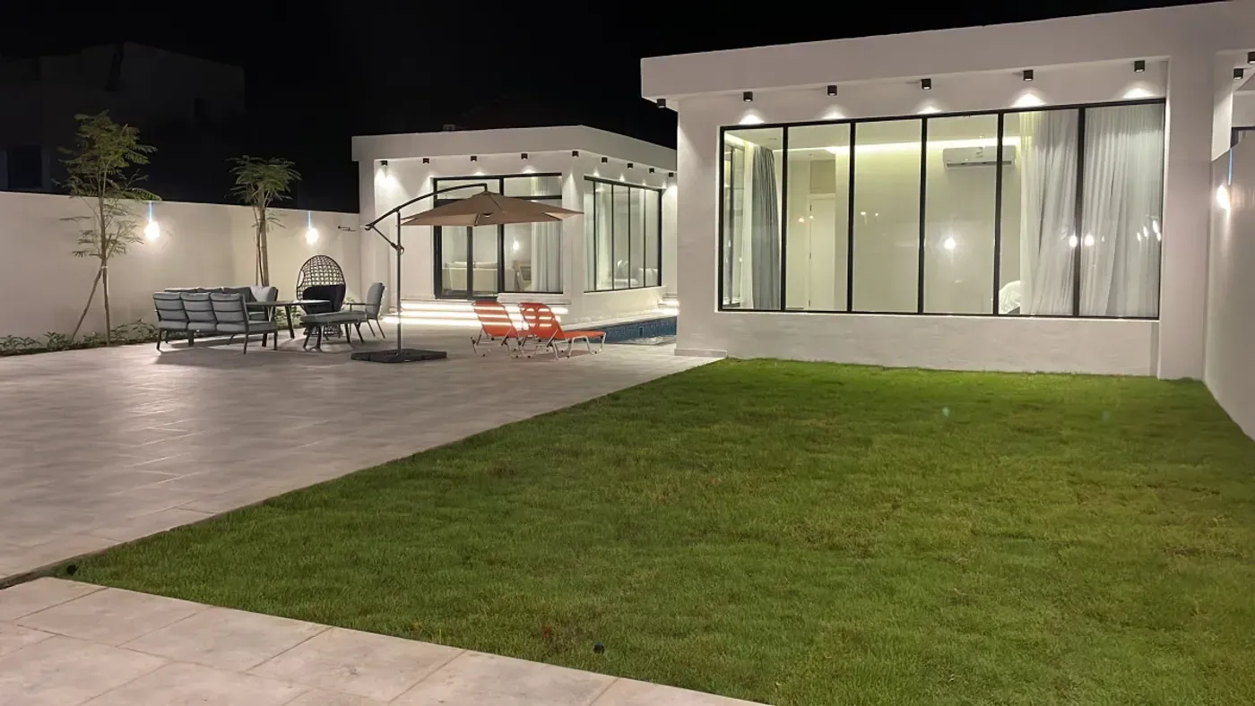 مجلس خارجي مصنوع من الساندوش والحديد والأسمنت بورد بالرياض 