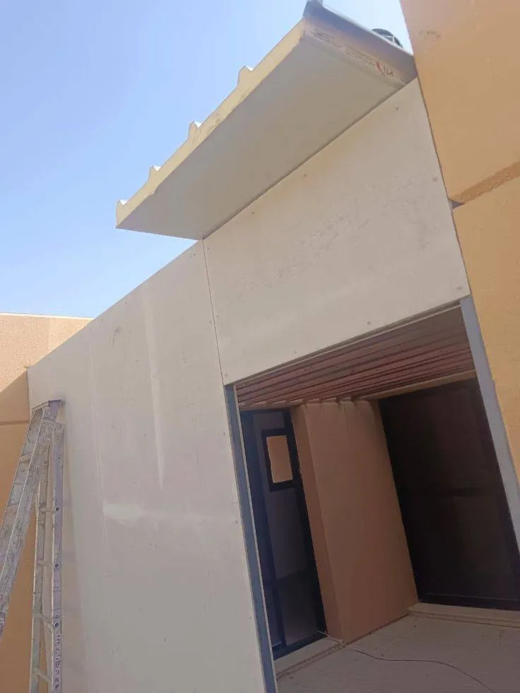 تصميم وتركيب هناجر ومستودعات ساندوتش بانل في شمال الرياض 