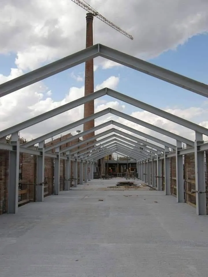 تصميم وتركيب هناجر ومستودعات ساندوتش بانل في شمال الرياض 