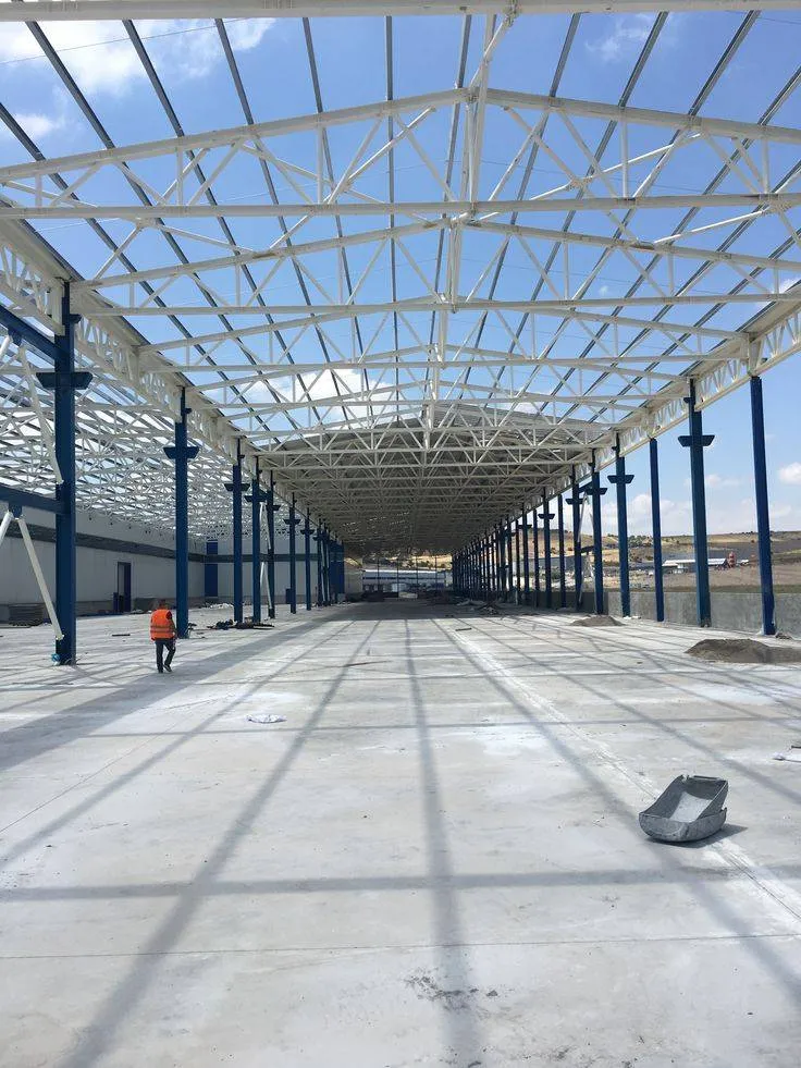 تصميم وتركيب هناجر ومستودعات ساندوتش بانل في شمال الرياض 