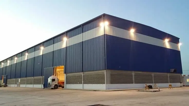 تصميم وتركيب هناجر ومستودعات ساندوتش بانل في شمال الرياض 