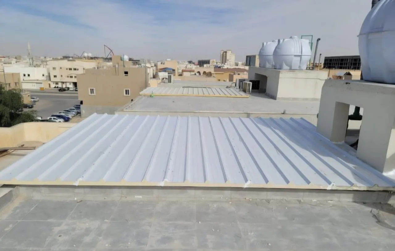 تركيب ملاحق ومستودعات الساندوتش بانل في حي حطين